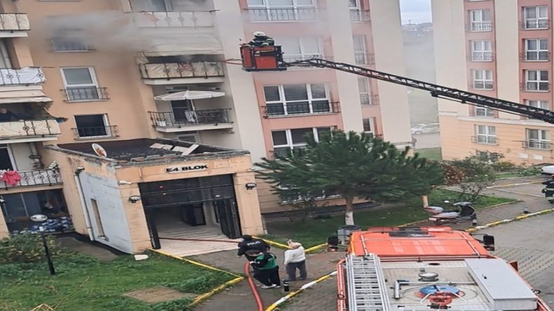 İtfaiye Eri&rsquo;nin Kahramanlığı: Duman Arasında Maske Verdi