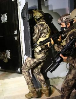 İzmir merkezli iki ilde DHKP/C operasyonu: 27 g&ouml;zaltı