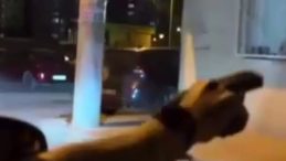 İzmir'de 'Sosyal Medya' Magandası Kamerada: Ara&ccedil;tan Ateş A&ccedil;ıp Tehditler Savurdu!