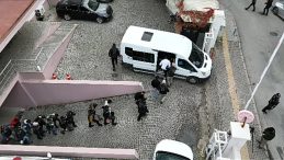 İzmir'de DEAŞ'a Eş Zamanlı Operasyon: 40 G&ouml;zaltı