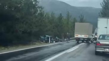 İzmir'de Feci Kaza! Otomobil ile Kamyonet &Ccedil;arpıştı: 2 Can Kaybı, 2 Yaralı