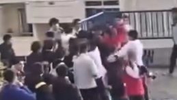 İzmir'de &Ouml;ğrenciler Arasında Kavga: Sokak Savaş Alanına D&ouml;n&uuml;şt&uuml;!