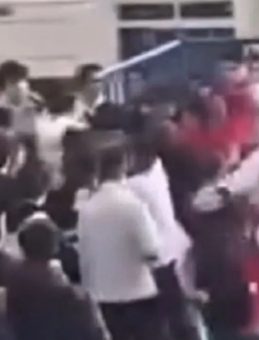 İzmir'de &Ouml;ğrenciler Arasında Kavga: Sokak Savaş Alanına D&ouml;n&uuml;şt&uuml;!