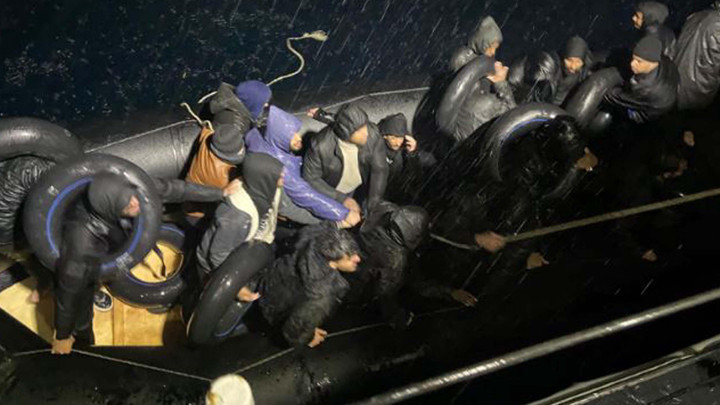 İzmir'de Sürüklenen Göçmenler Lastik Botla Kurtarıldı