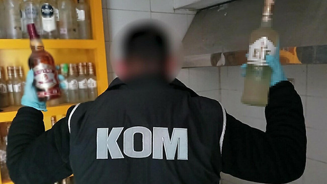 İzmir'de Yılbaşı &Ouml;ncesi Sahte ve Ka&ccedil;ak İ&ccedil;ecek Operasyonu: 3 Kişi Tutuklandı