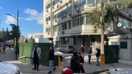 İzmir'de Zimmet Operasyonu: Eski CHP İl Başkanının da Aralarında Bulunduğu 9 Ş&uuml;pheli Adliyeye Sevk Edildi