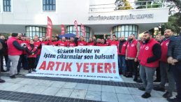 İzmir'de iş&ccedil;ilerin &ccedil;ıplak ayaklı eylemi ses getirmişti: İşten &ccedil;ıkarılan 350 iş&ccedil;i i&ccedil;in y&uuml;r&uuml;y&uuml;ş d&uuml;zenlendi