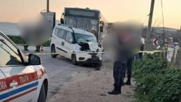 İzmir&rsquo;de Otob&uuml;s ile Ticari Ara&ccedil; &Ccedil;arpıştı: 1 &Ouml;l&uuml;, 2 Yaralı