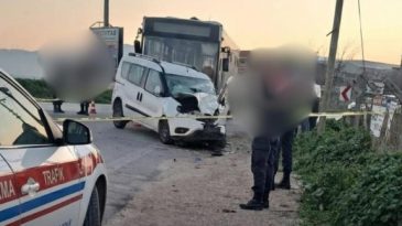 İzmir&rsquo;de Otob&uuml;s ile Ticari Ara&ccedil; &Ccedil;arpıştı: 1 &Ouml;l&uuml;, 2 Yaralı