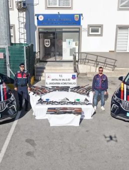 Jandarmadan b&uuml;y&uuml;k silah operasyonu: &Ccedil;ok sayıda m&uuml;himmat ele ge&ccedil;irildi!