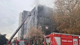 Kadık&ouml;y'de 5 Katlı Binada Yangın! Ekipler Alevlere M&uuml;dahale Ediyor