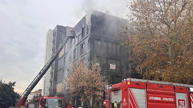 Kadık&ouml;y'de 5 Katlı Binada Yangın! Ekipler Alevlere M&uuml;dahale Ediyor