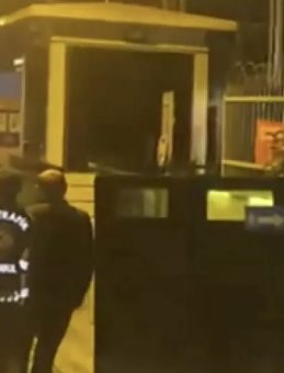 Kadık&ouml;y'de Sokakta Sopalı Kavga: O Anlar Kameralarda!