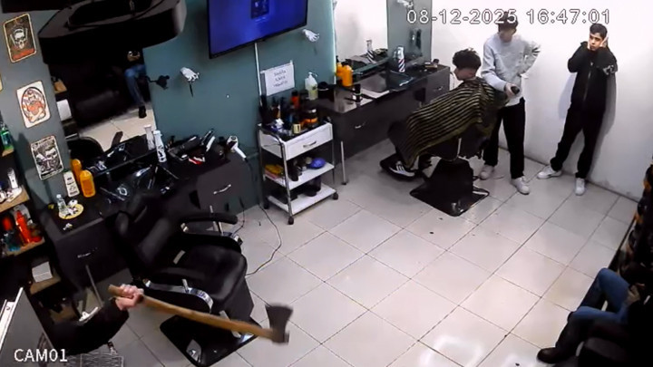Kağıthane'de Baltalı Saldırgan Kuaförün Klimasını Parçaladı!
