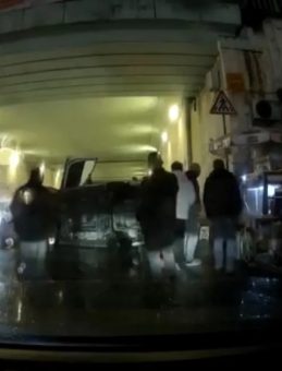 Kağıthane’de otomobil refüje çarptı: Aracın devrildiği anlar kamerada!