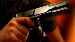 Kahvehanede başlayan silahlı kavga sokakta kanlı bitti: 2 kişi &ouml;ld&uuml;, 1 kişi yaralandı