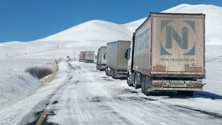 Kar Bastırdı, Yollar Kapandı: Sürücülerin Bekleyişi Devam Ediyor