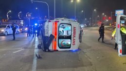 Karab&uuml;k'te Ambulans Kazası: 3 Sağlık &Ccedil;alışanı Yaralandı