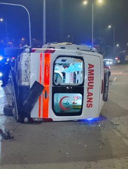 Karab&uuml;k'te Ambulans Kazası: 3 Sağlık &Ccedil;alışanı Yaralandı