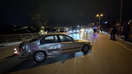 Karab&uuml;k'te Makas Atan Otomobil Kaza Yaptı