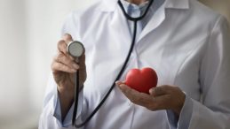 Kardiyologların Hi&ccedil; Tavsiye Etmediği O Yiyecek! Kalbinizi Yoruyor ve &Ccedil;&uuml;r&uuml;t&uuml;yor!