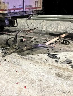 Kars'ta Otomobil Tıra &Ccedil;arptı: 1 Yaralı