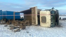 Kars'ta Trajik Kaza: Y&uuml;k Treni Kamyona &Ccedil;arptı! Bir Kişi Hayatını Kaybetti