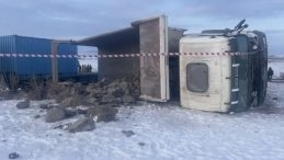 Kars'ta Y&uuml;k Treni Kamyona &Ccedil;arptı: 1 &Ouml;l&uuml;
