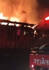 Kastamonu'da Yangın Korkuttu: 2 Katlı Ahşap Ev K&uuml;le D&ouml;nd&uuml;!