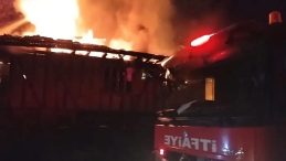 Kastamonu'da Yangın Korkuttu: 2 Katlı Ahşap Ev Küle Döndü!