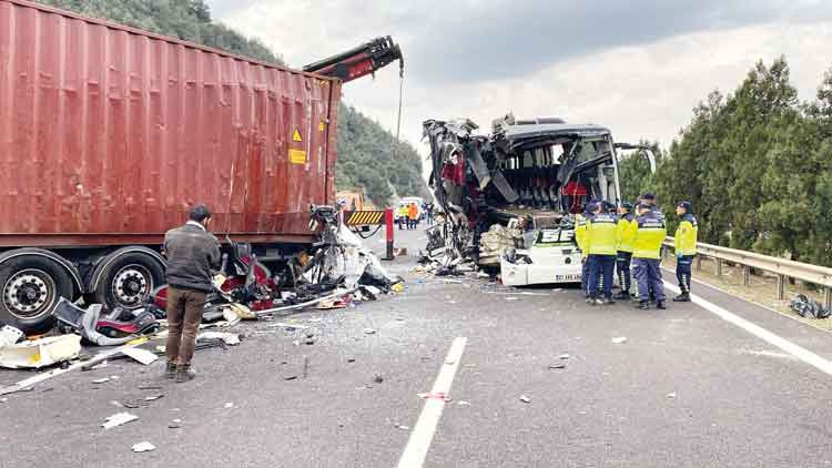 Katliam Gibi Kaza: 7 &Ouml;l&uuml;, 11 Yaralı
