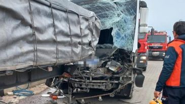 Kayseri'de İş&ccedil;i Servisi TIR'a &Ccedil;arptı: &Ccedil;ok Sayıda Yaralı