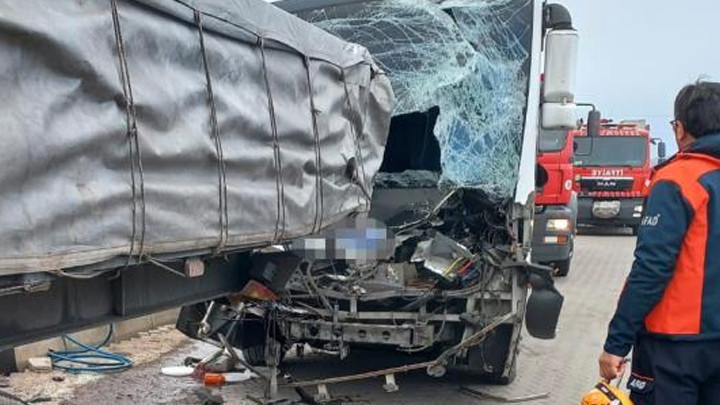Kayseri'de İşçi Servisi TIR'a Çarptı: Çok Sayıda Yaralı