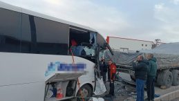 Kayseri'de Korkun&ccedil; Kaza: İş&ccedil;i Servisi TIR'a &Ccedil;arptı, 22 Yaralı