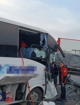 Kayseri'de Korkunç Kaza: İşçi Servisi TIR'a Çarptı, 22 Yaralı