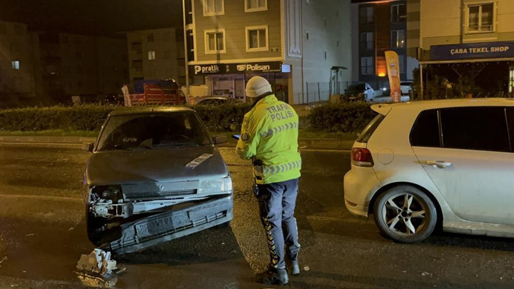 Kaza Sonrası 'Ağabeyimi Arayacağım' Diyerek Arabasını Bırakıp Ka&ccedil;tı