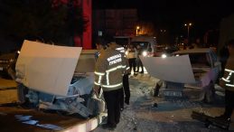 Kaza Sonrası İki Otomobil Kafa Kafaya &Ccedil;arpıştı: 3 Yaralı