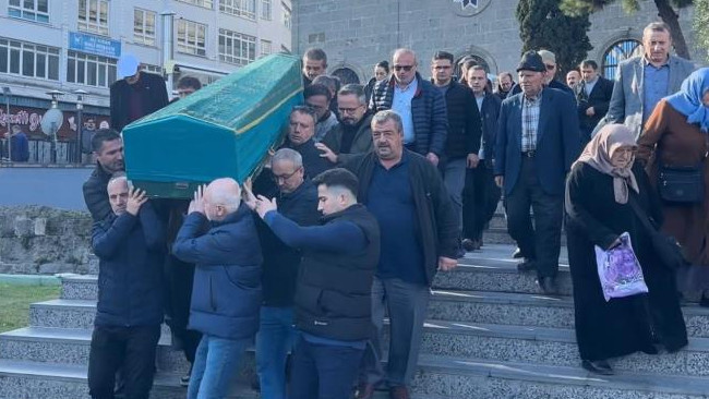 Kaza S&uuml;s&uuml;yle Ailesini Hayatından Eden Doktorun Cenazesi Defnedildi