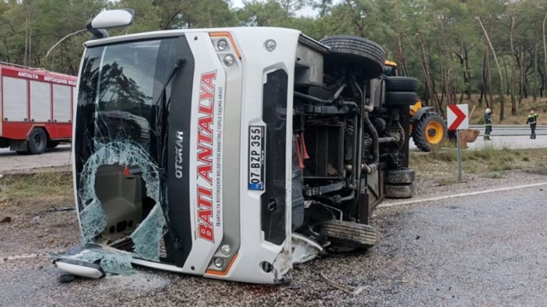 Kemer'de Yolcu Midib&uuml;s&uuml; Devrildi: 5 Yaralı
