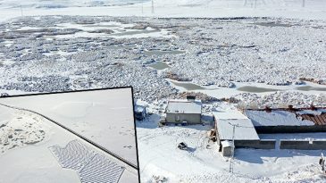 Kentte hava sıcaklığı sıfırın altında 9 dereceye d&uuml;şt&uuml;: G&ouml;&ccedil;men kuşların rotası olan g&ouml;l dondu, evler beyaz &ouml;rt&uuml;yle kaplandı