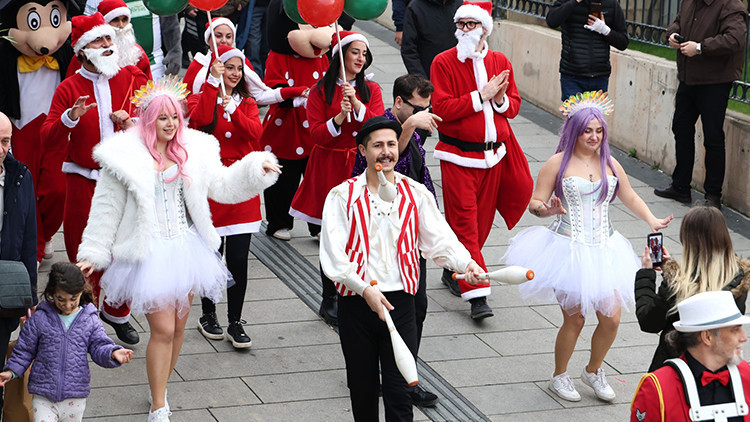 Kentte Yeni Yıl Coşkusu: Festivalde Gerçekleşen Yürüyüşte Renkli Görüntüler