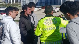 Kız &ccedil;ocuğuna &ccedil;arpıp ka&ccedil;maya &ccedil;alıştı, 100 metre ileride polis yakaladı