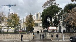 Kocaeli'nde Lisede &Uuml;z&uuml;c&uuml; Olay: 3. Kattan D&uuml;şt&uuml;! 15 Yaşındaki Deniz Ağır Yaralı