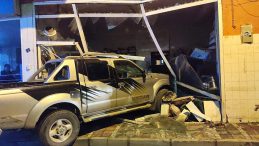 Kontrolden &Ccedil;ıkan Pikap İş Yerine Daldı!