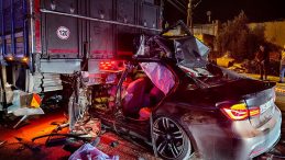 Korkun&ccedil; kaza! Otomobil kamyona arkadan &ccedil;arptı: 1 &ouml;l&uuml;, 2 yaralı