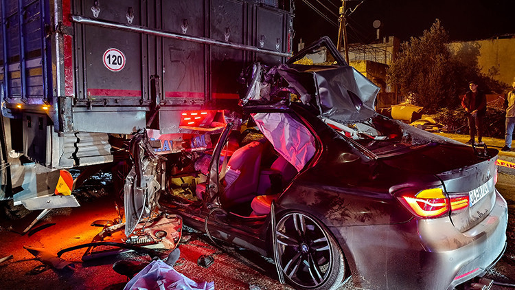 Korkunç kaza! Otomobil kamyona arkadan çarptı: 1 ölü, 2 yaralı