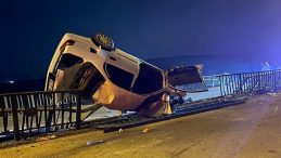 K&ouml;pr&uuml; Demirlerine &Ccedil;arpan Ara&ccedil; Hurdaya D&ouml;nd&uuml;: 1 &Ouml;l&uuml;, 3 Yaralı