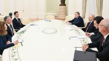Kremlin Sarayı'nda &ouml;nemli buluşma: Putin, ABD'li yetkililerle bir araya geldi
