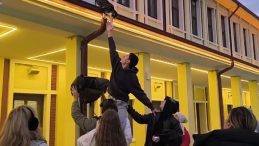 Kurtarmaya &Ccedil;alıştıkları Kedi Onlarla Oyun Oynadı! 'Başarısız' Kedi Kurtarma Operasyonu Komik Anlara Sahne Oldu