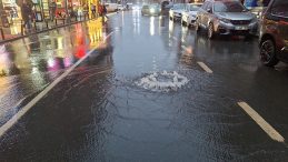 K&uuml;&ccedil;&uuml;k&ccedil;ekmece'de R&ouml;gar Taştı, Caddeyi Su Bastı